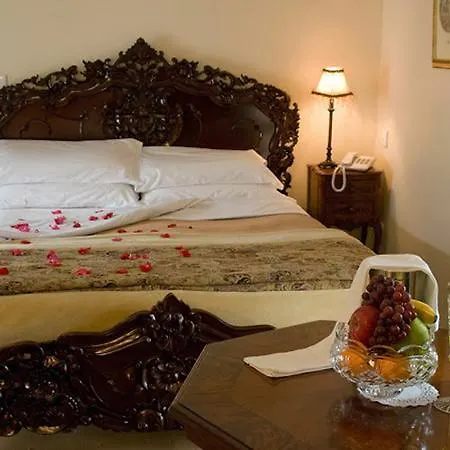 Mills Hotel 3*